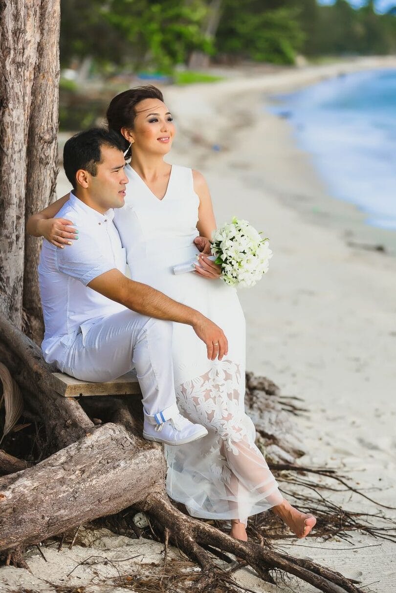 Фотосессия на уединенном пляже Самуи с белым песком